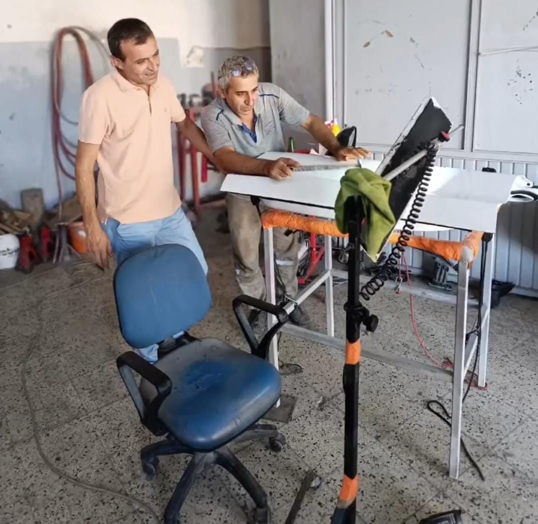 Mehmet Usta öğrencilerine boyasız göçük onarımı eğitimi verirken